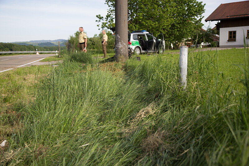 Schwer vorstellbar, dass der Fahrer dieses Wagens nahezu unverletzt blieb. Die Bilder vom Unfallort.