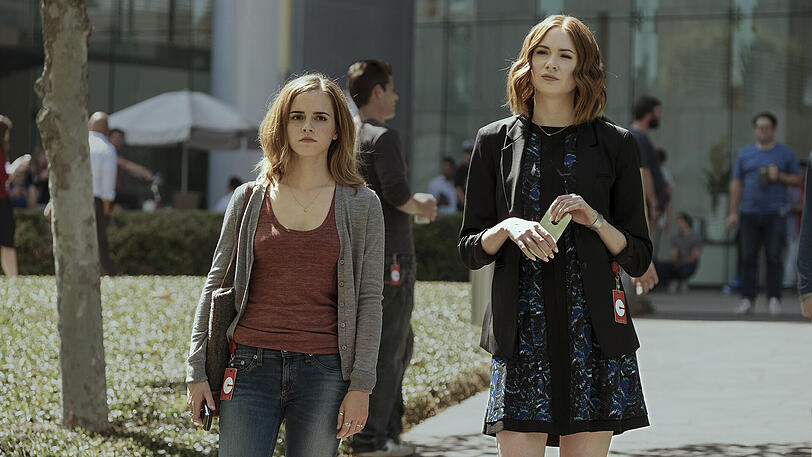 Annie (Karen Gillan, re.) zeigt Neuling Mae Holland (Emma Watson) den Firmencampus.