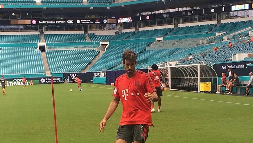 FC Bayern: Javi Martinez am Ball beim Abschlusstraining FC Bayern: Javi Martinez am Ball beim Abschlusstraining