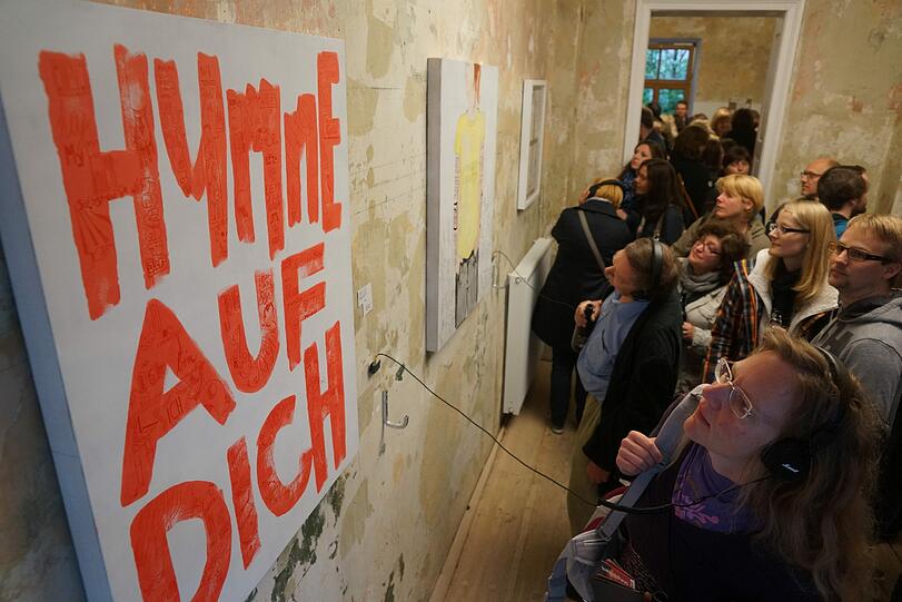 Bei der Vernissage zur "Liederschau" in der Galerie &bdquo;Truk Tschechtarow&ldquo;.