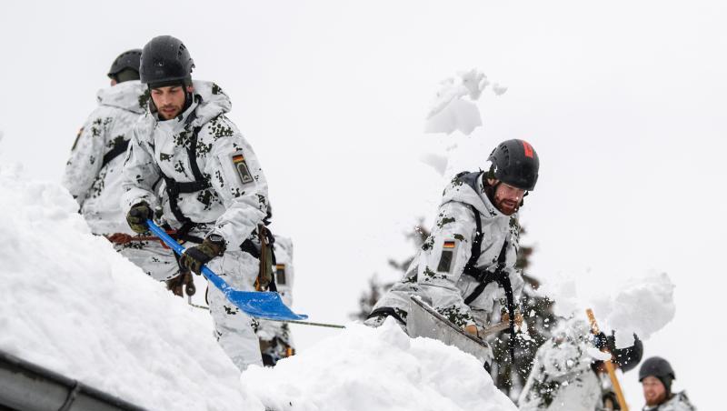 Einsatzkräfte der Bundeswehr befreien das Dach einer Straßenmeisterei von Schneemassen. Foto: Matthias Balk/Archiv Einsatzkräfte der Bundeswehr befreien das Dach einer Straßenmeisterei von Schneemassen. Foto: Matthias Balk/Archiv