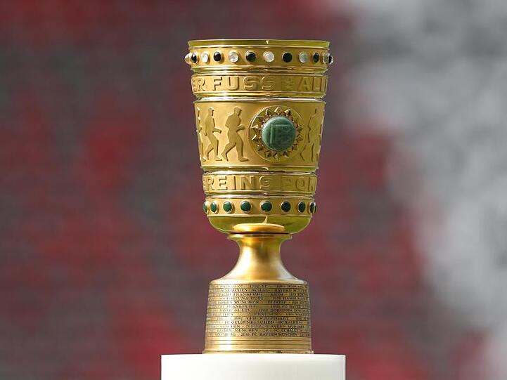 Die Pokaltrophäe, der DFB-Pokal, steht vor dem Spiel im Stadion. Foto: Jan Woitas/zb/dpa/Archivbild