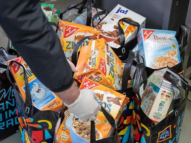 Taschen mit Lebensmitteln stehen bei einer Tafel. Foto: Daniel Karmann/dpa/Symbolbild