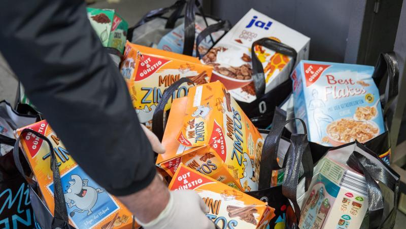Taschen mit Lebensmitteln stehen bei einer Tafel. Foto: Daniel Karmann/dpa/Symbolbild