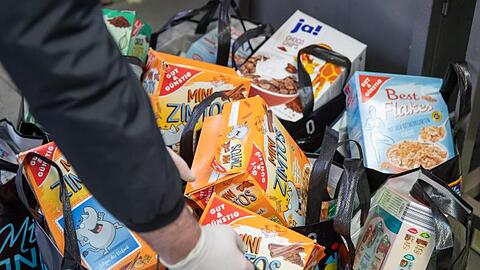 Taschen mit Lebensmitteln stehen bei einer Tafel. Foto: Daniel Karmann/dpa/Symbolbild