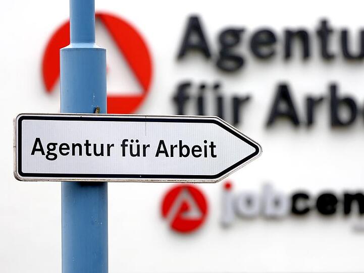 In vier ostbayerischen Regionen ist die Zahl der Langzeitarbeitslosen teils deutlich zurückgegangen. (Symbolbild)
