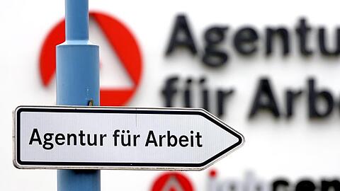 In vier ostbayerischen Regionen ist die Zahl der Langzeitarbeitslosen teils deutlich zurückgegangen. (Symbolbild)