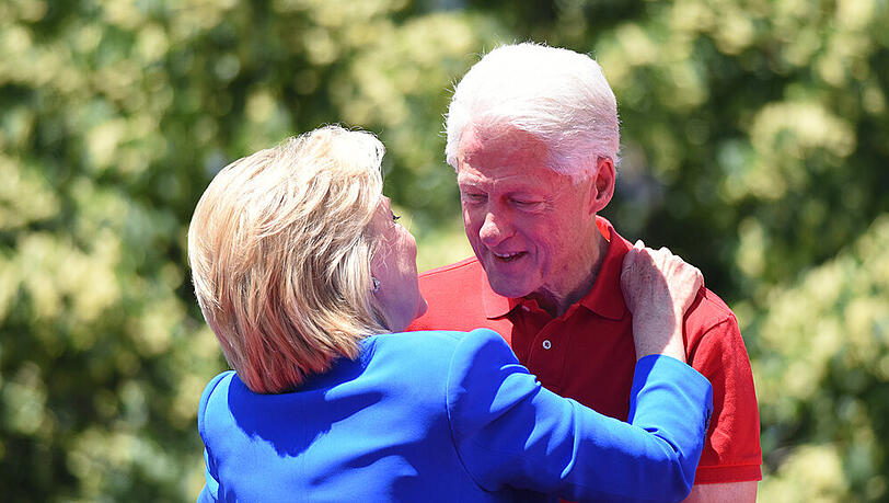 Hillary Clinton gratuliert ihrem Mann Bill Clinton öffentlich zum Hochzeitstag Hillary Clinton gratuliert ihrem Mann Bill Clinton öffentlich zum Hochzeitstag