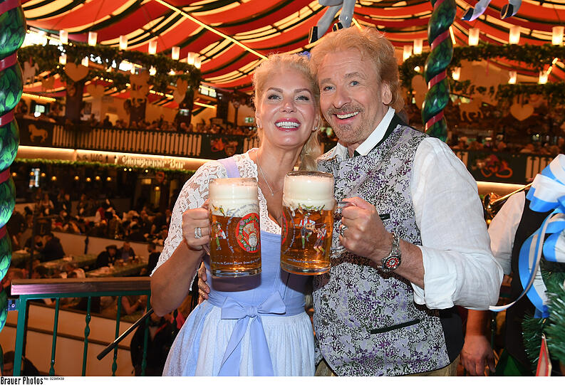 Thomas Gottschalk mit Partnerin Karina Mross beim Anstich im Marstall Festzelt.