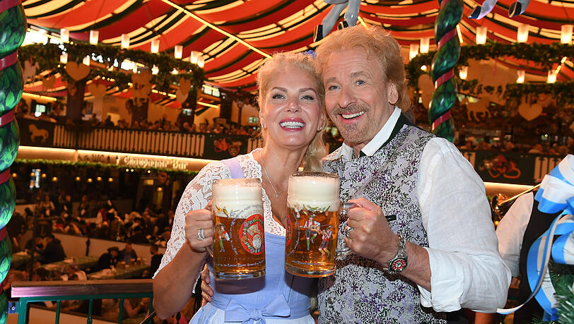 Thomas Gottschalk mit Partnerin Karina Mross beim Anstich im Marstall Festzelt.