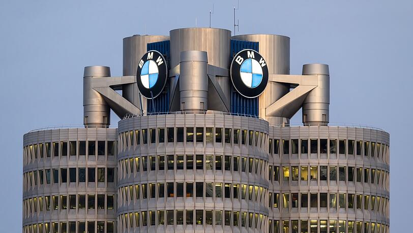 BMW Konzernzentrale mit BMW Logo am Abend. (zu dpa: „Gewinneinbruch bei BMW“) +++ dpa-Bildfunk +++