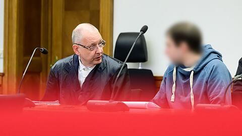 Den Beschuldigten wird vorgeworfen, an mehreren Tagen jeweils in den Abendstunden oder in der Nacht massive Gegenst&auml;nde, etwa Warnbaken-F&uuml;&szlig;e oder eine Betonplatte, von Autobahnbr&uuml;cken auf die Fahrbahn, zum Teil auch direkt auf vorbeifahrende Fahrzeuge geworfen zu haben.