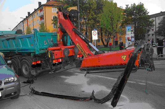 Ein Lkw-Fahrer fährt in eine Fußgängerbrücke.