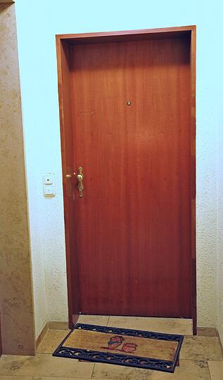 Hinter dem &bdquo;Hotel mit familiärem Rahmen?&ldquo; steckt eine Wohnung in einem Mietshaus.