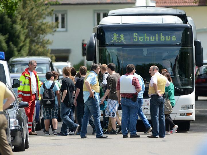 Amok-Alarm an der Lindenschule im bayerischen Memmingen: Nachdem 280 Schüler und ihre Lehrer sich Dienstagmittag nach Schussgeräuschen in den Klassenzimmern eingeschlossen hatten, werden die Schüler mit einem Bus von der Schule weggefahren. Die Polizei durchsucht das Gebäude und fahndet nach einem Achtklässler, der nach Zeugenaussagen mit zwei Waffen hantiert haben soll. Ein Schuss soll gefallen, aber niemand verletzt worden sein.