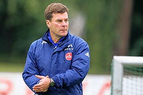 Dieter Hecking (1. FC Nürnberg): 40 Millionen sind auf jeden Fall
eine Riesen-Summe, noch dazu für einen defensiven Mittelfeldspieler.
Normalerweise gibt man so viel Geld für einen Offensivspieler aus.
So ein Transfer braucht natürlich auch die nötige Eingewöhnungszeit.
Ich selbst habe den Spieler bei der U21-EM gesehen. Und da war er
schon sehr auffällig und ist im Vergleich zu den Gleichaltrigen
herausgestochen. So einen Transfer kann nur der FC Bayern machen,
und das haben sie der Konkurrenz noch einmal vor Augen geführt. Es
bringt für sie in der Breite auf jeden Fall eine größere Qualität.
Aber ob sie damit im Meisterschaftskampf die Nase vorne haben
werden, kann ich nicht beurteilen.