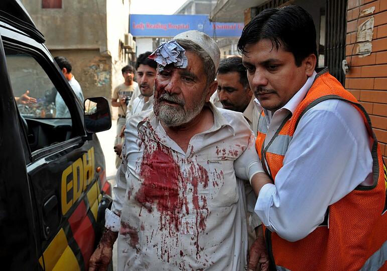 Viele Verletzte und Tote nach einem Anschlag auf einen Markt nahe Peshawar im Nordwesten Pakistans. Foto: Arshad Arbab