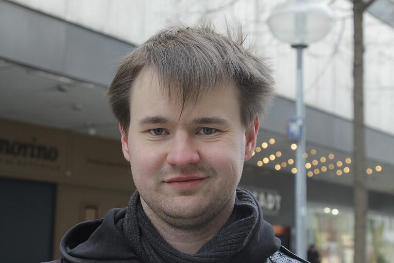 Eduard S. (23), Student: Ich dachte immer, ein Papst bleibt bis zum Tod im Amt. Aber wenn gesundheitliche Probleme der Grund für den Rücktritt sind, finde ich das eine verantwortungsvolle Entscheidung. Vielleicht gibt es aber auch noch einen ganz anderen Grund. Ich glaube, jemand Jüngeres als Papst würde der Kirche gut tun.