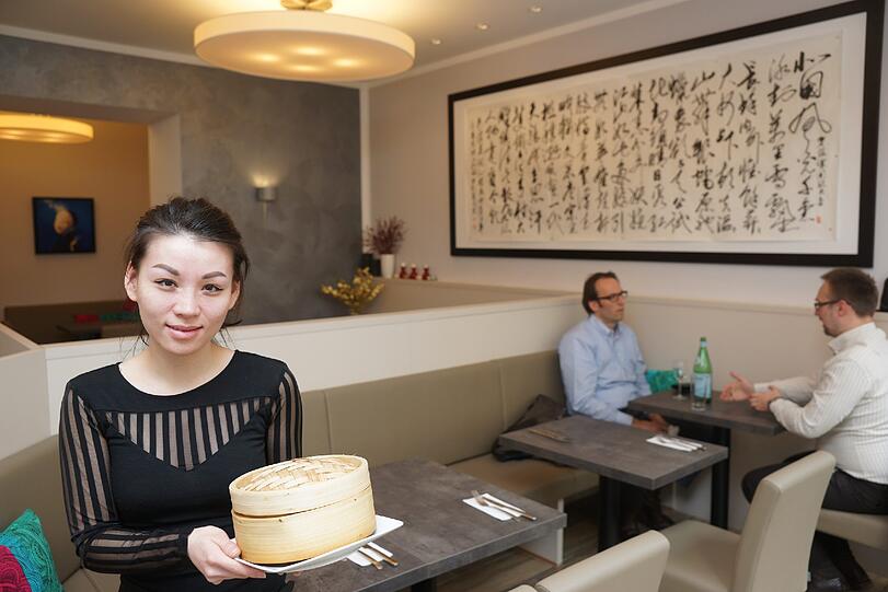 Ihre Eltern betreiben in München bereits einen cinesischen Imbiss, jetzt tut Aimin Zhang es ihnen gleich: Im Yi Nong in der Amalienstraße gibt es seit ein paar Wochen Shanghai- und Szetschuan-Küche.