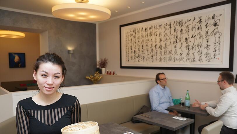 Ihre Eltern betreiben in München bereits einen cinesischen Imbiss, jetzt tut Aimin Zhang es ihnen gleich: Im Yi Nong in der Amalienstraße gibt es seit ein paar Wochen Shanghai- und Szetschuan-Küche. Ihre Eltern betreiben in München bereits einen cinesischen Imbiss, jetzt tut Aimin Zhang es ihnen gleich: Im Yi Nong in der Amalienstraße gibt es seit ein paar Wochen Shanghai- und Szetschuan-Küche.