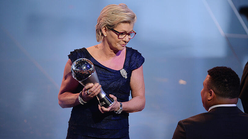 Silvia Neid, ehemalige Trainerin der Deutschen Frauen-Nationalmannschaft erhält ihre Trophäe als FIFA-Welttrainer der Frauen. Der ehemalige brasilianische Fußballer Ronaldo sitzt rechts unten.