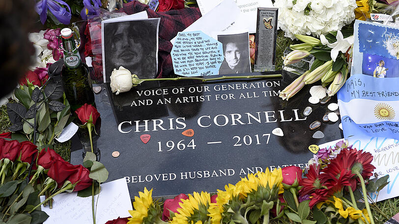 Blumen liegen auf dem Grab des Soundgarden-Sängers Chris Cornell, der auf dem Friedhof "Hollywood Forever Cemetery" in Los Angeles beigesetzt wurde.