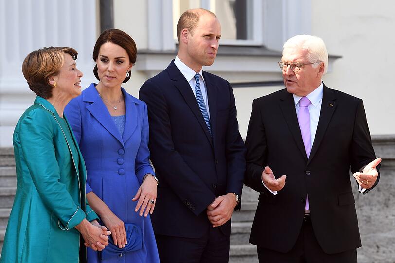 Bundespräsident Frank-Walter Steinmeier und seine Frau Elke Büdenbender unterhalten sich mit dem britischen Prinzen William und seiner Frau, Herzogin Kate, im Garten von Schloss Bellevue.