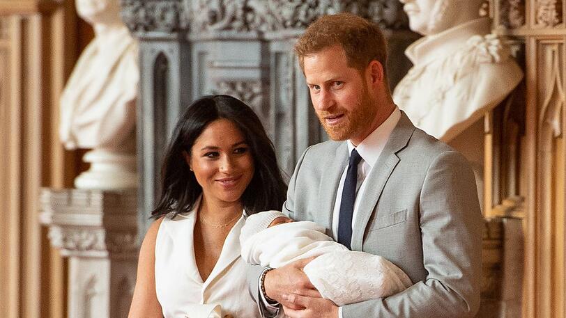 Herzogin Meghan und Prinz Harry haben sich am Mittwoch erstmals mit ihrem Baby gezeigt. Es heißt Archie.