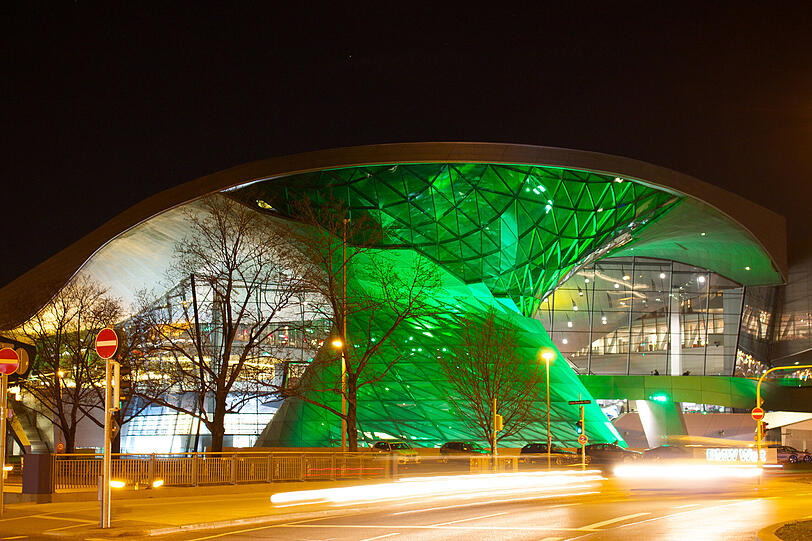 Der BMW-Welt steht das "Greening" zum St. Patrick's Day auf jeden Fall gut.