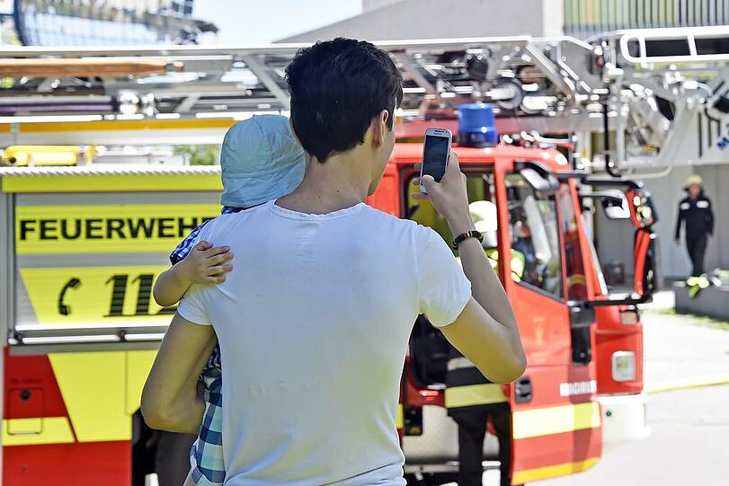 In der Garage des Gymnasiums brannten drei Autos. Die Bilder vom Feuerwehreinsatz.