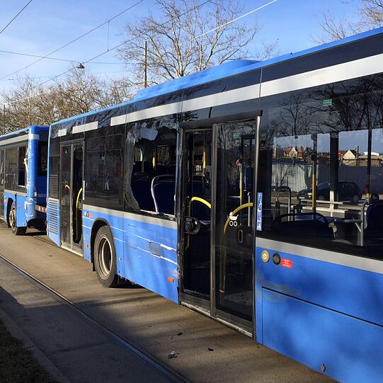 Am Donnerstagvormittag kam es zu einem heftigen Zusammenstoß zwischen einem Sattelzug und einem MVG-Bus.