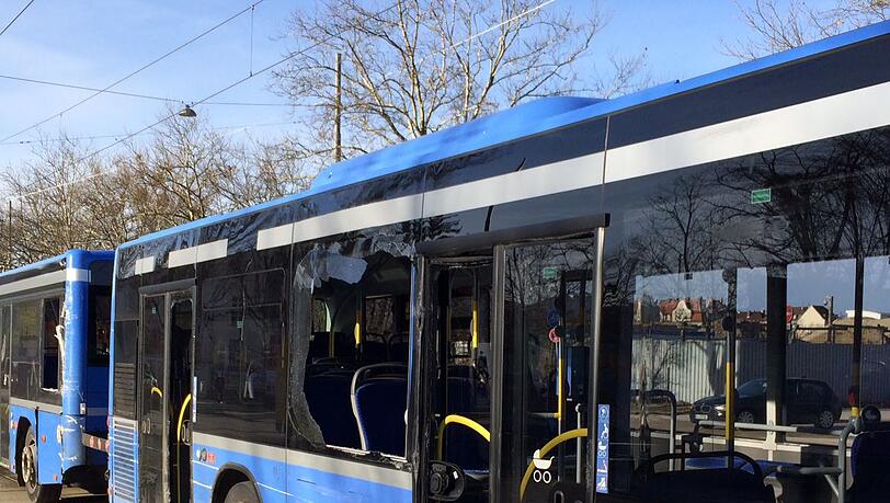 Am Donnerstagvormittag kam es zu einem heftigen Zusammenstoß zwischen einem Sattelzug und einem MVG-Bus. Am Donnerstagvormittag kam es zu einem heftigen Zusammenstoß zwischen einem Sattelzug und einem MVG-Bus.