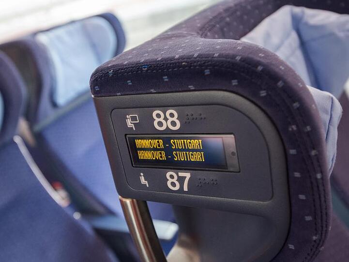 Wer mit der Bahn fährt, zahlt für die Reservierung derzeit 4,50 Euro. In der ersten Klasse ist der feste Sitzplatz im Fahrpreis enthalten.