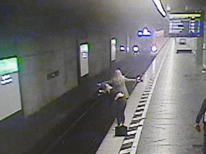 Die zwei Frauen bedeuten am Bahnsteig der S-Bahnhofs Isartor dem S-Bahn-Fahrer, anzuhalten. Foto: Bundespolizeiinspektion München