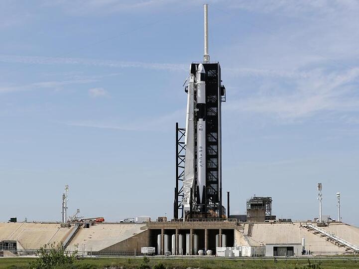Eine startbereite Rakete der Firma SpaceX vom Typ "Falcon 9" steht auf Pad 39A im Kennedy Space Center.