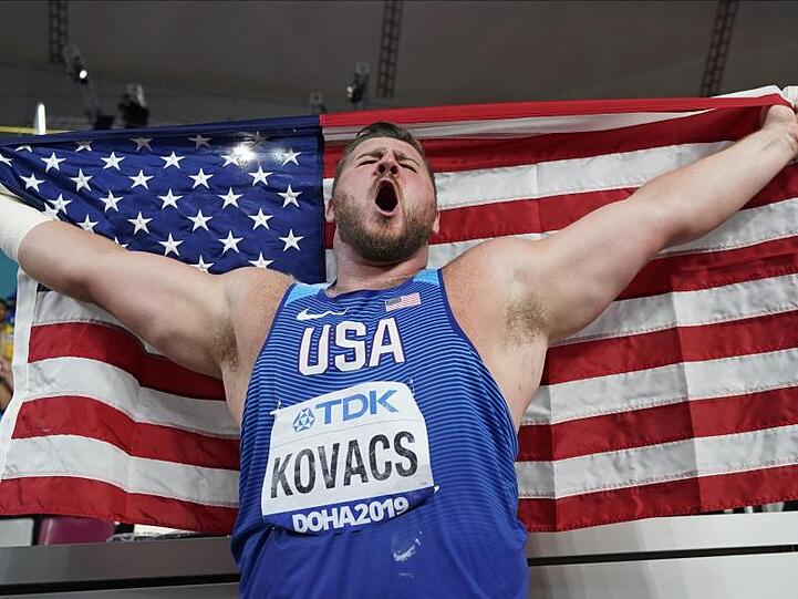 Kugelstoßer Joe Kovacs jubelt mit der US-Flagge über seinen Sieg bei der Leichtathletik-WM.