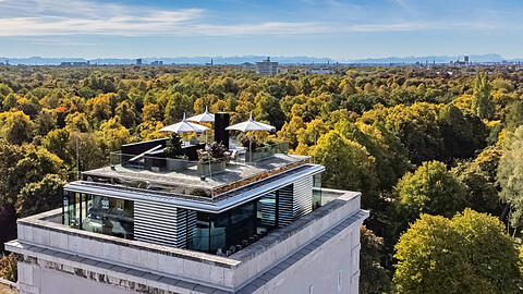 Auch diese Rooftop-Dachterrasse gehört zur dreistöckigen Penthouse-Wohnung oben im ehemaligen Hochbunker. Die Aussicht über München ist spektakulär.