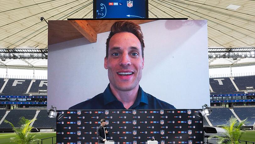 Moderator Jan Köppen interviewt den per Video zugeschalteten NFL-Deutschland-Chef Alexander Steinforth.