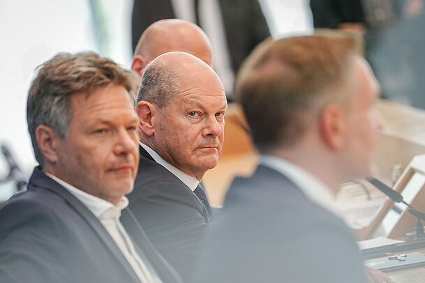 Vize-Kanzler Robert Habeck (l), Kanzler Olaf Scholz (M) und Finanzminister Christian Lindner haben Pläne für Steuerbefreiungen auf Überstunden. Vize-Kanzler Robert Habeck (l), Kanzler Olaf Scholz (M) und Finanzminister Christian Lindner haben Pläne für Steuerbefreiungen auf Überstunden.