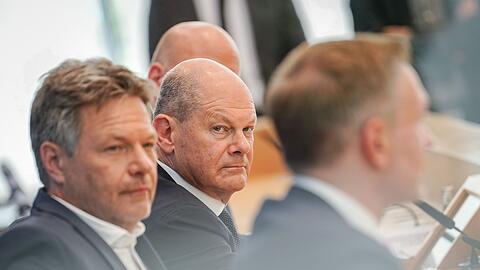 Vize-Kanzler Robert Habeck (l), Kanzler Olaf Scholz (M) und der Noch-Finanzminister: Wie geht es weiter für die Regierung nach der Entlassung von Christian Lindner?