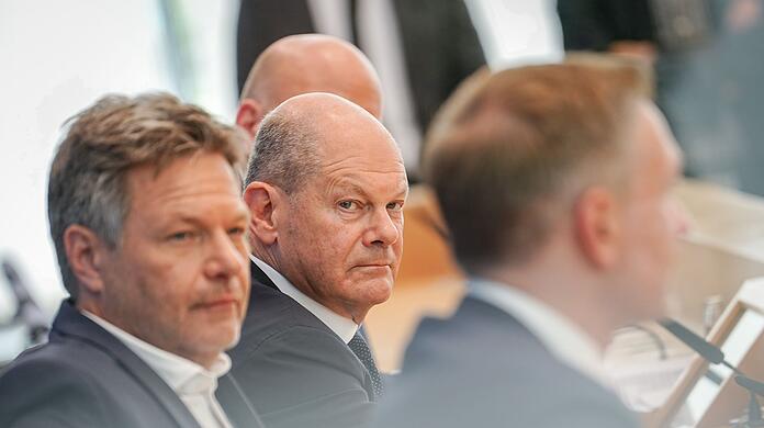 Vize-Kanzler Robert Habeck (l), Kanzler Olaf Scholz (M) und der Noch-Finanzminister: Wie geht es weiter für die Regierung nach der Entlassung von Christian Lindner?