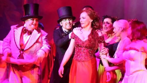 Sissy Staudinger (links) lässt im Musical "Moulin Rouge" die Puppen tanzen. Sissy Staudinger (links) lässt im Musical "Moulin Rouge" die Puppen tanzen.