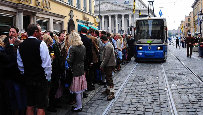 Auch in diesem Jahr werden die Busse und Bahnen zum Oktoberfest wieder gerammelt voll sein. (Archivbild)