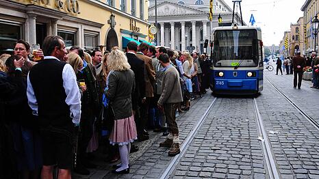 Auch in diesem Jahr werden die Busse und Bahnen zum Oktoberfest wieder gerammelt voll sein. (Archivbild)