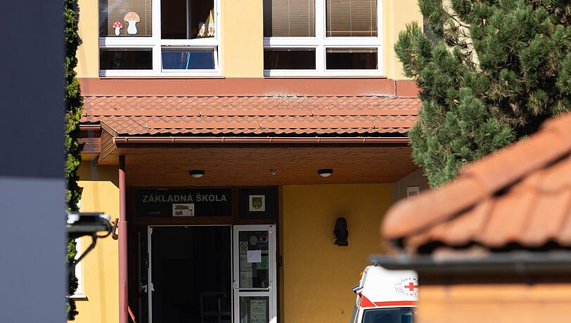 Blick auf den Eingang der Schule in der slowakischen Gemeinde Staskov, wo es zu einer Gewalttat gekommen ist. Blick auf den Eingang der Schule in der slowakischen Gemeinde Staskov, wo es zu einer Gewalttat gekommen ist.