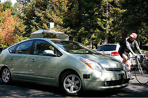 Wer fährt denn da? Eines der Roboter-Autos in Mountain View (Kalifornien). An Bord ist ein Mensch, aber er lässt den Computer fahren