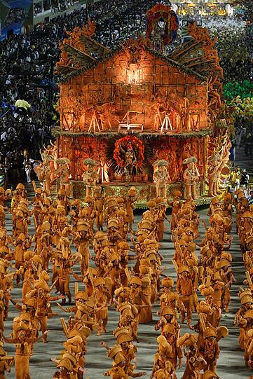 In der Stadt am Zuckerhut ist der "Carnaval 2012" auf seinem Höhepunkt: Zehntausende Tänzer, Tänzerinnen und Trommler zogen in der Nacht zum Dienstag erneut mit riesigen Motivwagen durch Rios Sambódromo an begeisterten Zuschauern vorbei - sehen Sie hier die Bilder...