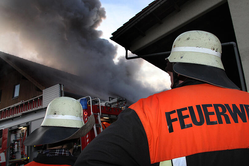 Brand in einer Lagerhalle in St. Wolfgang. Wir haben die Bilder...