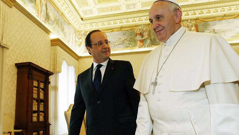 Getaufter, aber nicht praktizierender Katholik trifft Kirchenoberhaupt: François Hollande und Papst Franziskus im Vatikan. Getaufter, aber nicht praktizierender Katholik trifft Kirchenoberhaupt: François Hollande und Papst Franziskus im Vatikan.