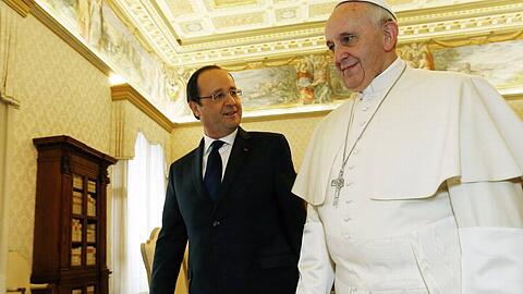 Getaufter, aber nicht praktizierender Katholik trifft Kirchenoberhaupt: François Hollande und Papst Franziskus im Vatikan.